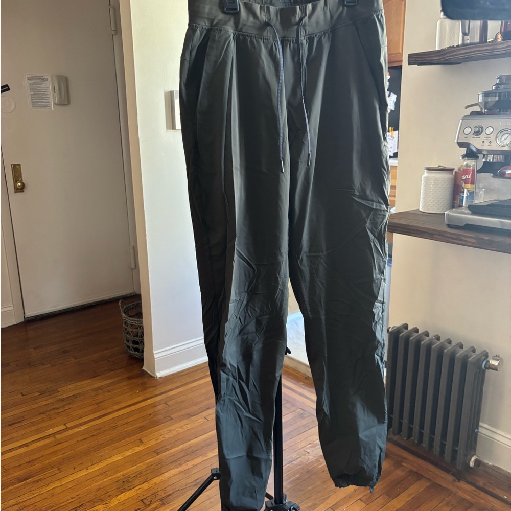 Men’s lululemon olive green joggers